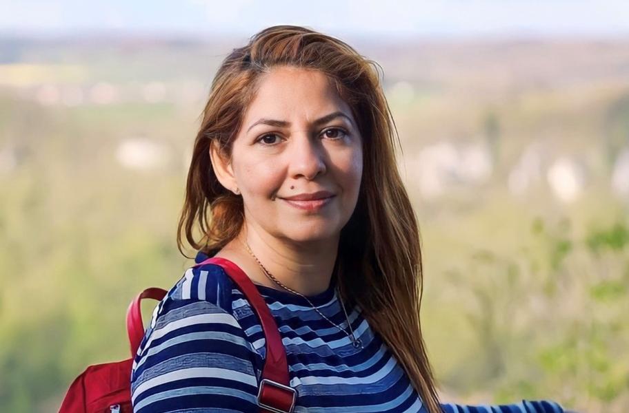 foto de medio cuerpo de Ana María, mujer sonriendo de mediana edad, con pelo castaño claro