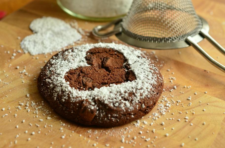 galleta corazón galleta marrón con azúcar espolvoreado en cima, en forma de corazón