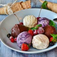 Glace assortie avec biscuit