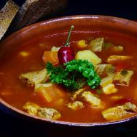 Geflügelsuppe mit Nudeln und iberischem Schinkenextrakt