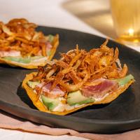 Tortitas de tataki de atún sobre aguacate y mahonesa de wasabi