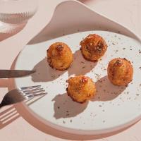 Croquetas de cuatro quesos, tomate concentrado y orégano