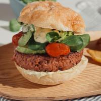 Hamburguesa vegana con aguacate, tomate confitado y mahonesa de albahaca