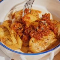 Patatas bravas caseras con alioli de ajo asado