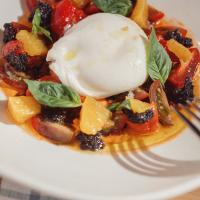 Ensalada de tomates confitados, burrata y miel de aceitunas negras