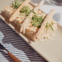 Ensaladilla rusa con mahonesa de piparras y cañas de pan feo