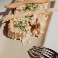 Ensaladilla rusa con mahonesa de piparras y cañas de pan feo