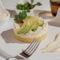 Causa limeña de pollo y ají amarillo con aguacate