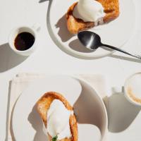 Torrija con helado de leche merengada