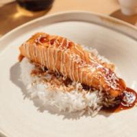 Salmón yakitori con arroz basmati y mahonesa de cebolla caramelizada