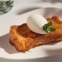 Torrija con helado de leche merengada